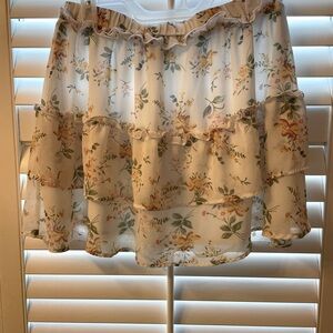 3/$15 💐 Flower print ruffle tiered mini skirt 💐 Women’s L